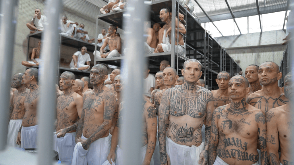 Víctor González y el CECOT: documentar cárceles de máxima seguridad en El Salvador